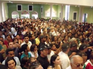 Multidão acompanha o enterro do padre Jerônimo Neto em Santa Luzia